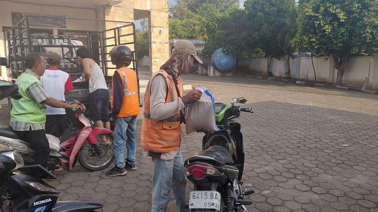 Kedepankan Kepedulian Sosial, DPC PJS Muba Bagikan Puluhan Karung Beras