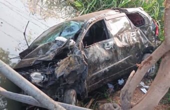 Diduga Panik dan Hilang Kendali, Mobil Dokter Muda Terjun ke Saluran Air Depan RS Hermina Palembang