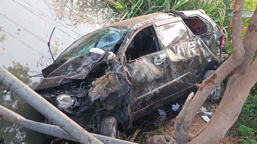 Diduga Panik dan Hilang Kendali, Mobil Dokter Muda Terjun ke Saluran Air Depan RS Hermina Palembang