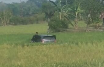 Polisi Tangkap Pengedar Narkoba di OKU Timur, Mobil Pelaku Masuk Sawah